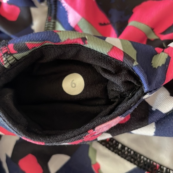 Lululemon shorts in multi color print size 6 - Picture 4 of 4